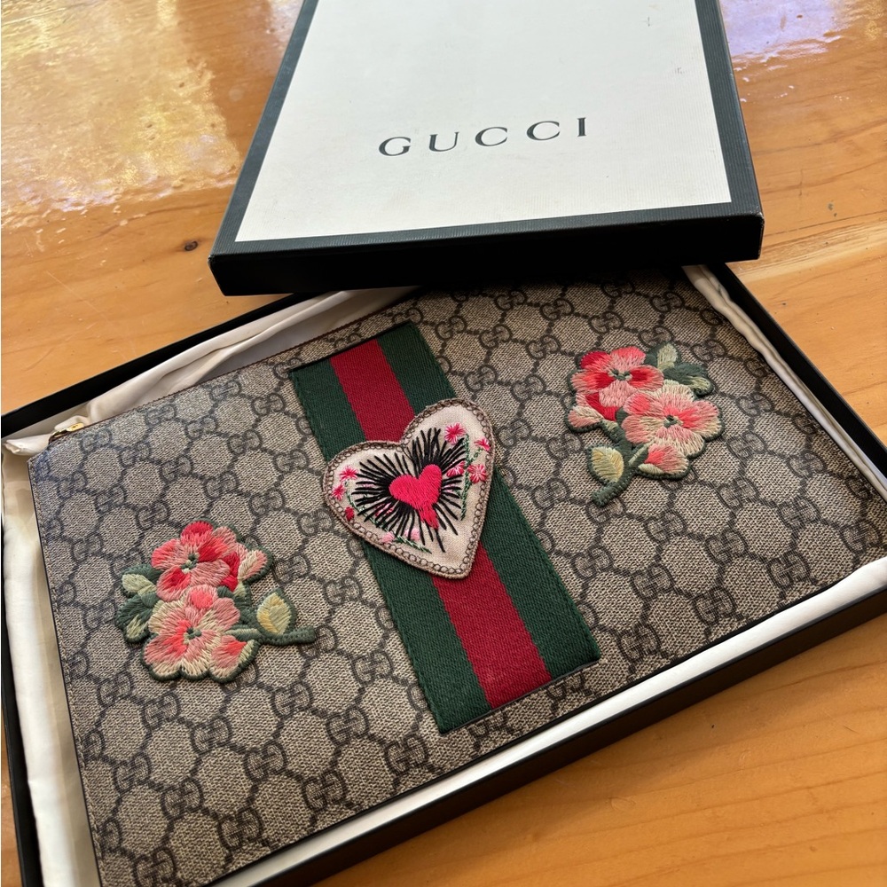 Like New Gorgeous Gucci GG Supreme Monogram Beige Floral Heart Clutch Bag